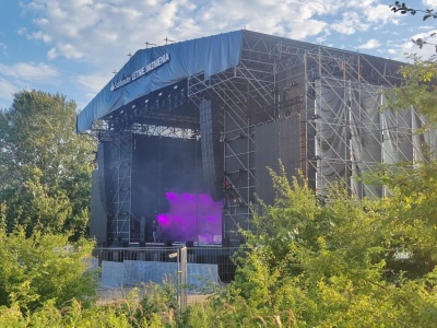 Wielka plenerowa scena już stoi. Pierwsze koncerty w piątek [LINE UP]