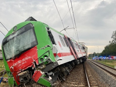 Pociąg wykoleił się po zderzeniu z ciężarówką. Kierowca trafił do szpitala