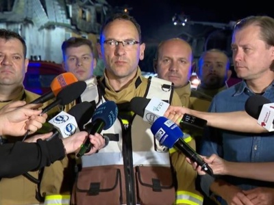 Płomienie strawiły budynek w Ząbkach. Straż przechodzi do kolejnego etapu