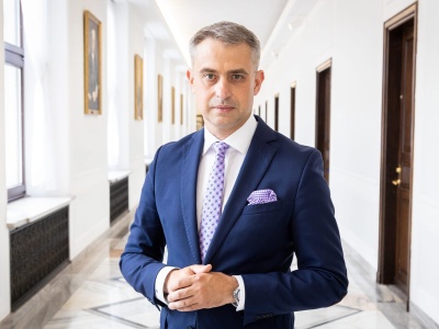 Rządowa strategia dla AI w ogniu krytyki