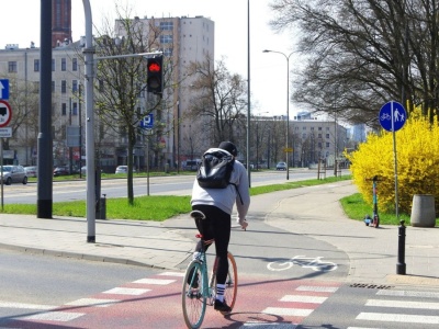 Rowerzysta i kierowca spotykają się na przejeździe. Nawet policja ma z tym problem