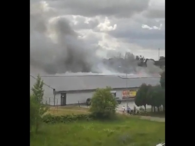 Pożar sklepu Biedronka. Strażacy walczą z ogniem [WIDEO]