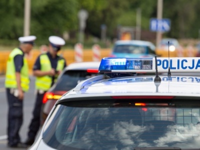 To nie była zwykła kontrola. Pijany kierowca ciągnął policjanta po asfalcie