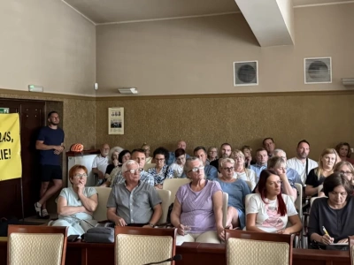 Mieszkańcy Dąbrowy Narodowej przeciwni wycince lasu i blokowisku