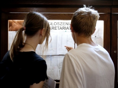 Wyniki egzaminu ósmoklasisty. Posypały się dwóje i tróje. I to mimo spadającej poprzeczki