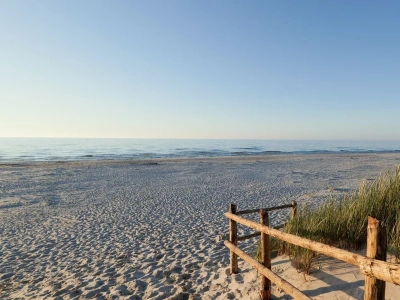 Plaża nad morzem bez parawanów. Wioska na odludziu dla fanów Bałtyku