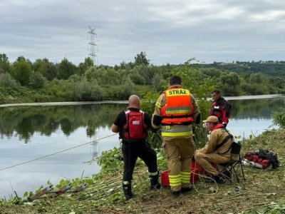 Ciągnik runął do Dunajca. Trwa walka o życie operatora. Zaginął pod wodą