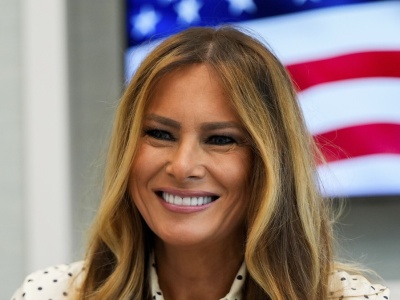 Melania Trump zachwyca. Podobną jedwabną koszulę znaleźliśmy na wyprzedaży