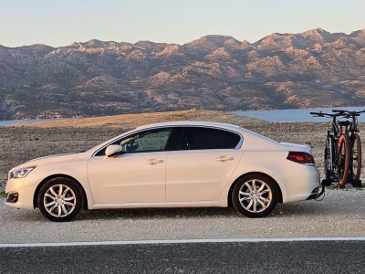 Ile pali Peugeot 508 I 2.0 HDi 163 KM z bagażnikiem rowerowym i bez?