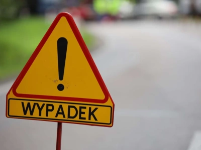 Wypadek z udziałem motocykla w gminie Ciechanowiec. Dwie osoby w szpitalu