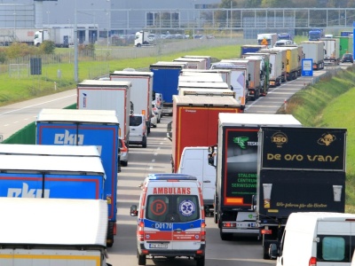 Zrobili korytarz życia a i tak stracili prawo jazdy. Popełnili jeden błąd