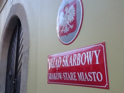 Dostał odszkodowanie, bo zwolnili go z pracy. Skarbówka: a podatek?