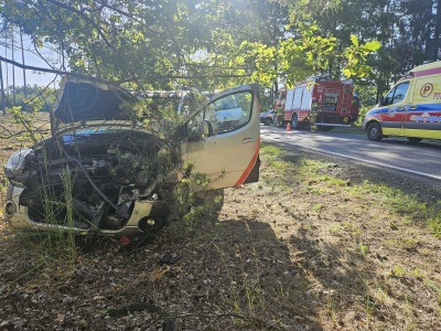Zdarzenie z udziałem trzech pojazdów! Do szpitala trafił 19-letni kierowca peugota oraz jego 46-letni pasażer.