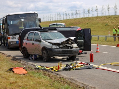 Cofanie a włączanie się do ruchu. Kto ma pierwszeństwo? Sprawdź, zanim będzie za późno