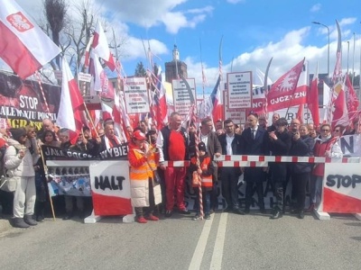 Rząd obiecuje graniczne kontrole i zakazuje używania dronów. Bąkiewicz: „Komu służycie”?