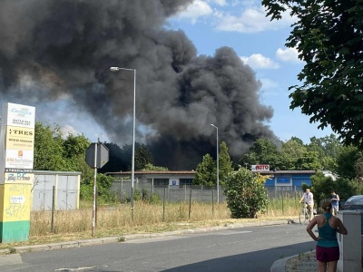 W Kędzierzynie-Koźlu płonie hala ze sprzętem elektronicznym