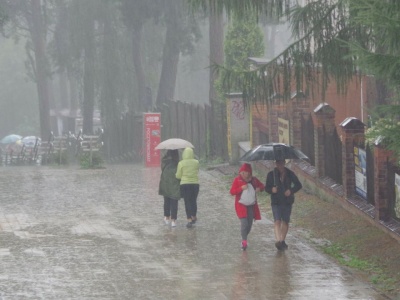 Gigantyczne ulewy nad Polską. Poziom wody w rzekach wzrośnie. Synoptycy alarmują