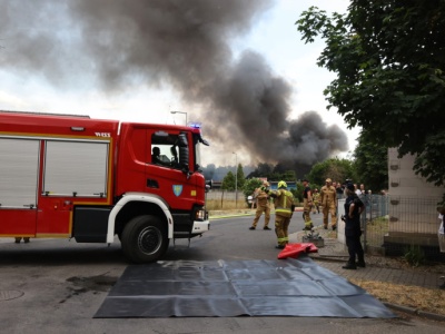 Pożar hurtowni w Kędzierzynie-Koźlu. Trwa walka o sąsiednie budynki. RCB ostrzega