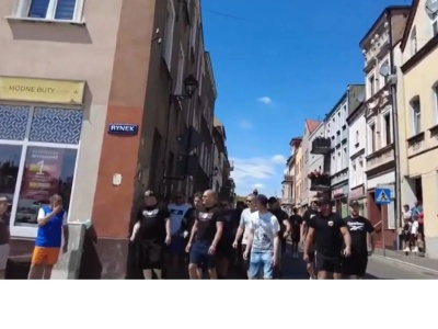 29-letni Kolumbijczyk zatrzymany po śmiertelnym ugodzeniu nożem 41-latka w Nowem. Mieszkańcy nie wytrzymali: wykrzykiwali pod adresem obcokrajowców okrzyki „mordercy!” i żądali, by wynosili się z Polski