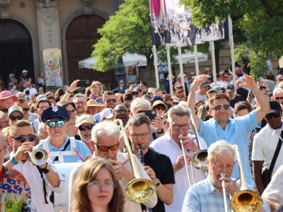 Muzyczna parada przeszła przez Rynek Główny [ZDJĘCIA]