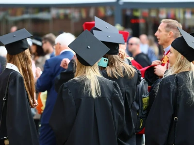 Czy AI zrobi za mnie projekt? Jak uczelnie i studenci podchodzą do sztucznej inteligencji