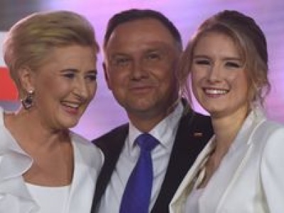 Telewizja Republika zrobiła materiał o weselu Kingi Dudy i... POKAZAŁA ŚLUBE ZDJĘCIA panny młodej!