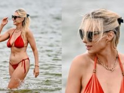 Sylwia Gliwa w pomarańczowym bikini pluska się w falach Bałtyku