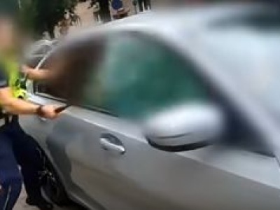 Nie zatrzymała się, nie reagowała. Była zdziwiona, gdy policjantki wybiły szybę