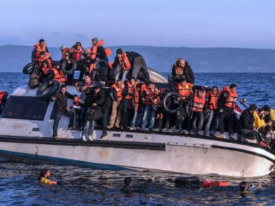 Uratowani migranci trafią na popularną wśród turystów wyspę w Grecji