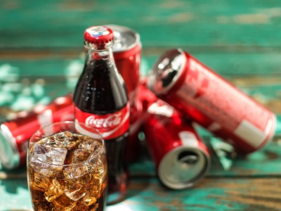 Coca-Cola w ogniu krytyki. Nowe śledztwo i pozew osłabiają giganta