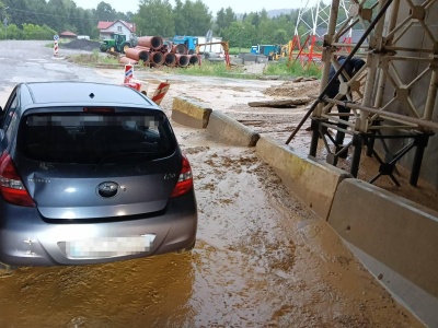 Samochód utknął w błocie pod wiaduktem S19. Interweniowali strażacy z Wyżnego [ZDJĘCIA]