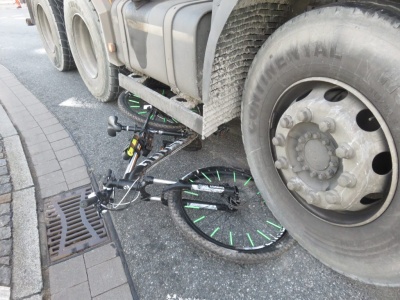 Zderzenia ciężarówek z rowerami: uniewinnienie za 13 km/h, wyrok za 11 km/h