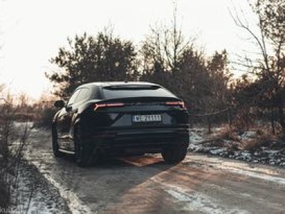 Lamborghini Urus pozostanie hybrydą w kolejnej generacji. Elektryk przesunięty w czasie