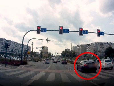 Skręcił z pasa do jazdy prosto. Kierowca bmw uchwycony kamerką w Bydgoszczy [wideo]