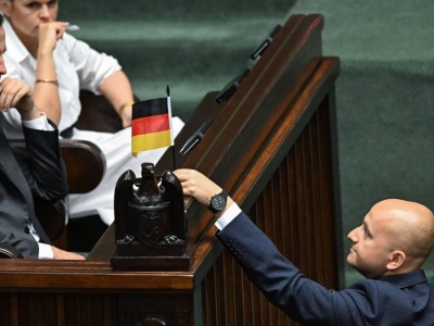 Awantura w Sejmie. Poseł Matecki pojawił się z niemiecką flagą