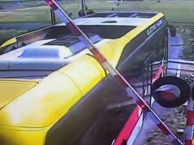 Sekundy od katastrofy. Autobus uwięziony na torach