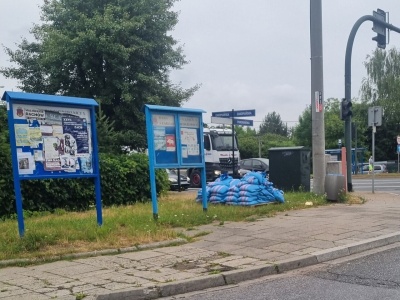 Znikające worki z piaskiem. Apel o odpowiedzialność i solidarność