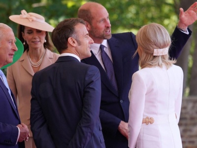 Spotkanie z Macronami zeszło na dalszy plan. Ten szczegół u króla wychwycą tylko spostrzegawczy