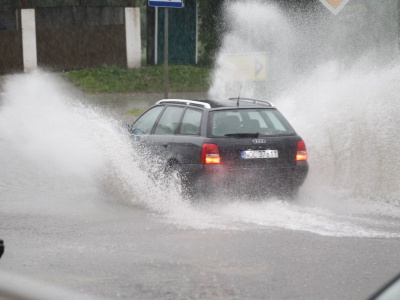 To największy strach kierowców w czasie deszczu. Jak się nie dać aquaplaningowi?