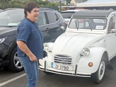 Citroën 2CV prezentem od męża dla żony na 40 rocznicę ślubu. Wzruszający film z Irlandii hitem w sieci!