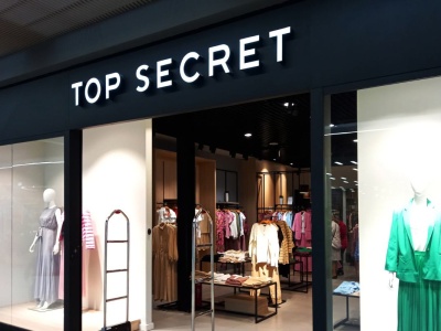 Ażurowa, przewiewna i... na wyprzedaży. Top Secret ma bluzeczkę, która zatrzęsie latem. Co w Sinsay?