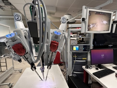 Autonomiczny robot przeprowadził pierwszy samodzielny zabieg chirurgiczny