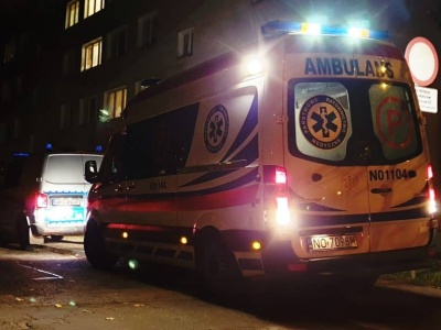 Bojówkarze zajechali autem i rzucili się na mężczyznę pod sklepem. Wrócili, by się upewnić