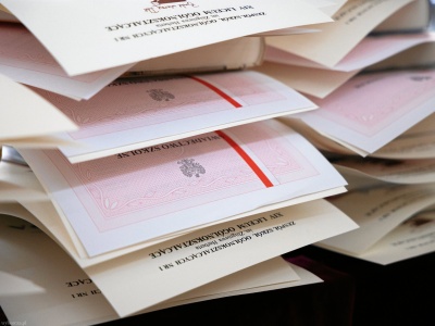 Uczniowie dostali błędne świadectwa. Będą musieli ponownie odebrać dokumenty