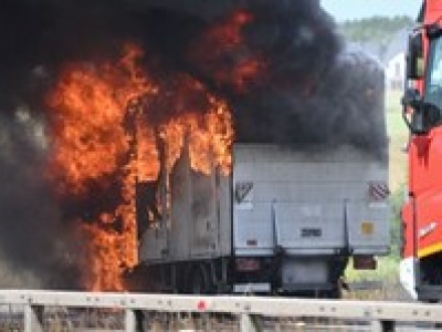 Wyciek kwasu i gęsty dym. Pożar ciężarówki z akumulatorami