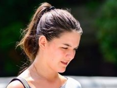 Suri Cruise spaceruje po mieście z odsłoniętym brzuchem. Właśnie skończyła pierwszy rok studiów