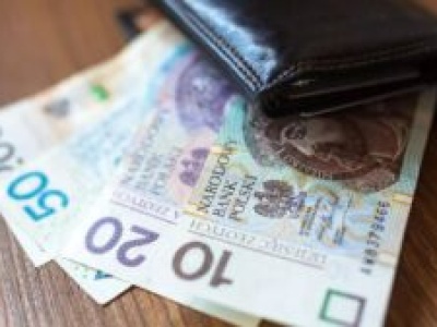Rząd podjął kluczową decyzję. 100 tys. emerytów dostanie wyższe świadczenia!