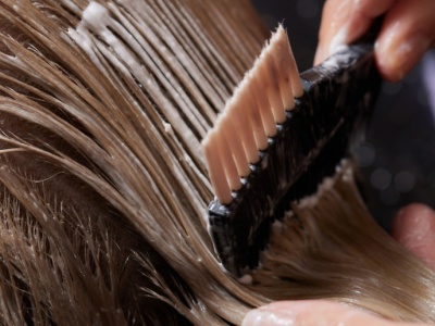 Tobacco bronde to kolor włosów stworzony na lato. Optycznie odmładza i zagęszcza pasma