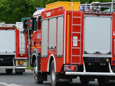 Kolumna straży pożarnej jedzie autostradą na sygnale. Czy można ją wyprzedzić?