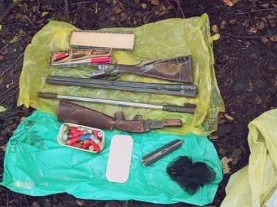 Brutal z bronią w rękach policji